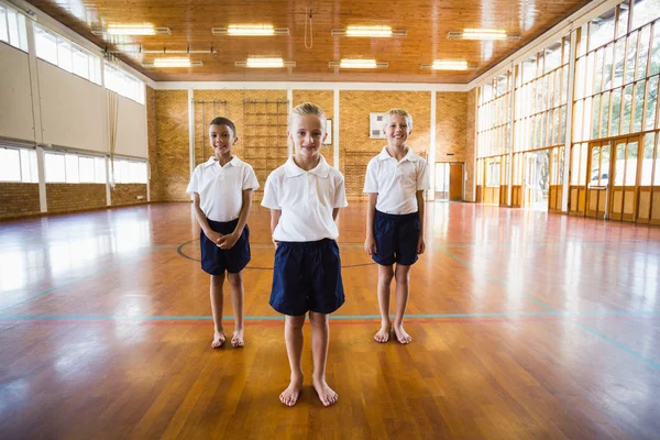 Retrato de estudantes em pé no ginásio da escola — Fotografia de Stock