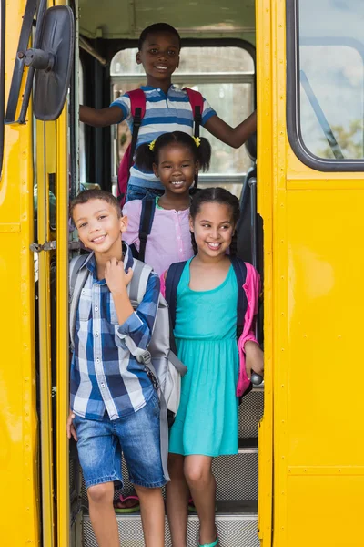 Porträt von Schülern, die aus dem Bus schauen — Stockfoto