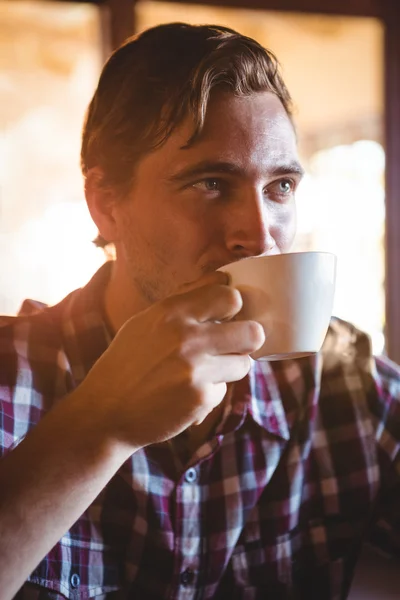 Man die een kop koffie drinkt — Stockfoto