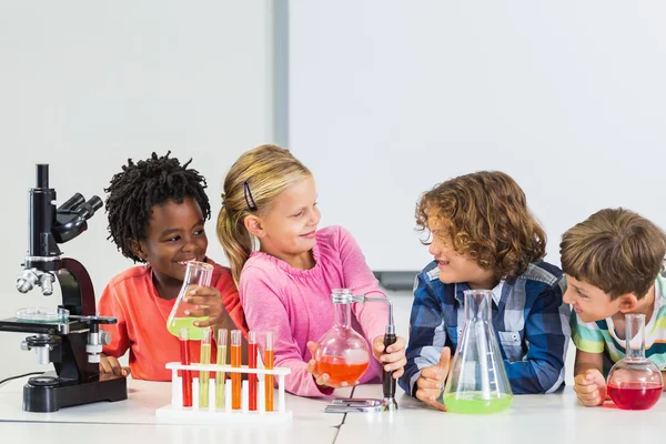 Dzieci robi eksperyment chemiczny w laboratorium — Zdjęcie stockowe