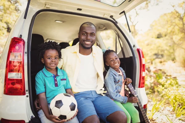 Familie posiert gemeinsam — Stockfoto