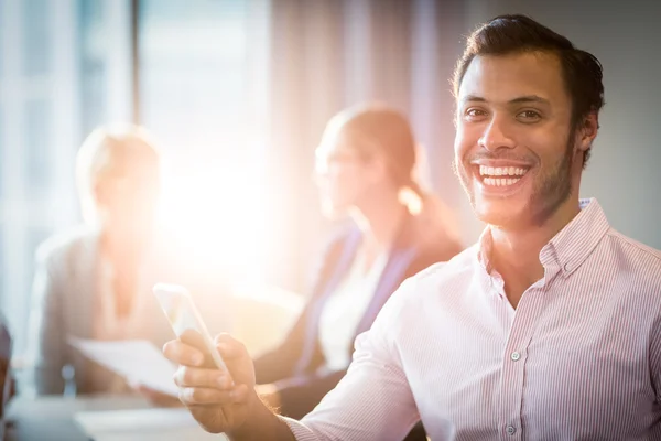 Man sms på mobiltelefon — Stockfoto