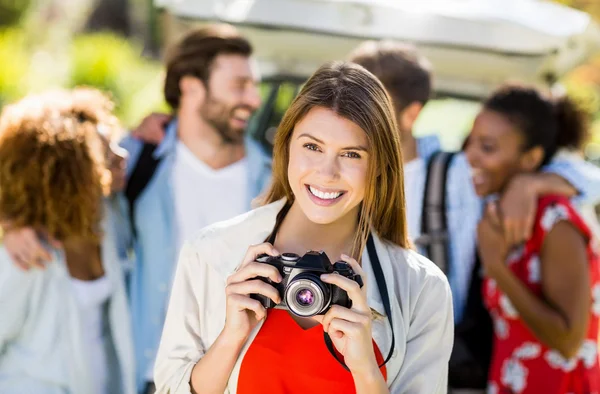 Belle femme en cliquant sur une photo de l'appareil photo dans le parc — Photo