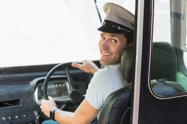 Chauffeur de bus souriant conduisant un bus — Photo