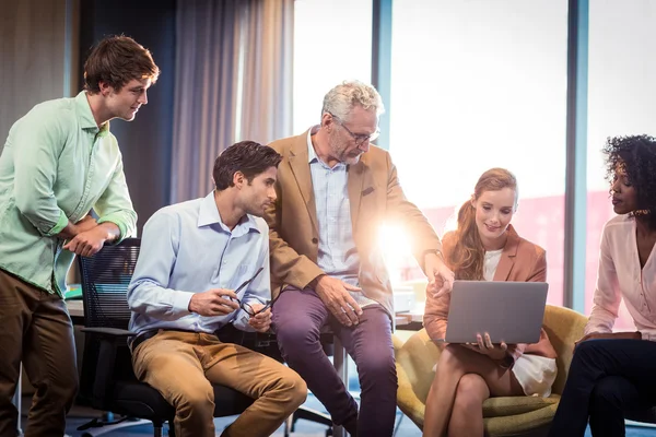 Mensen uit het bedrijfsleven bespreken over laptop — Stockfoto