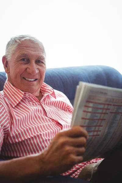 Senior man gezeten op een sofa — Stockfoto