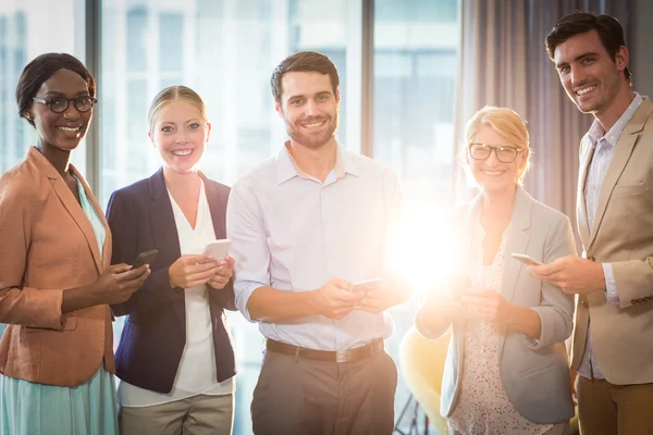 Business folk SMS på mobiltelefon — Stockfoto