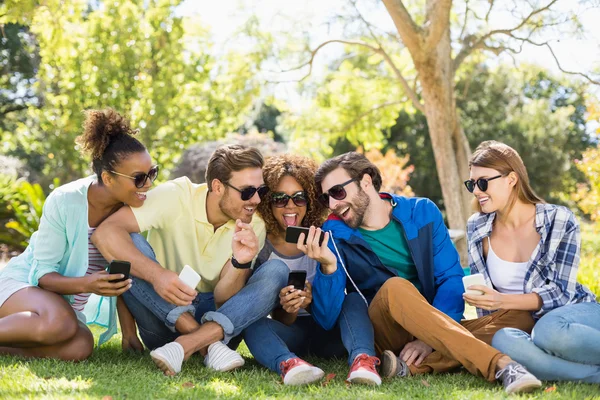 Grupo de amigos usando telefone celular — Fotografia de Stock