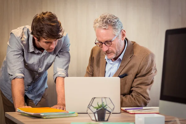 Zakenmensen die op laptop werkt — Stockfoto