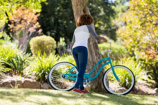 Rear view of woman parking her bicycle — Stock Photo, Image