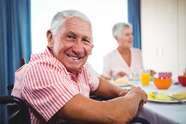 Senior man lacht naar de camera — Stockfoto