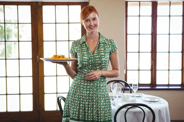 Vrouw met een plaat — Stockfoto