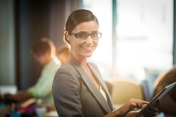 Femme d'affaires travaillant sur tablette numérique — Photo