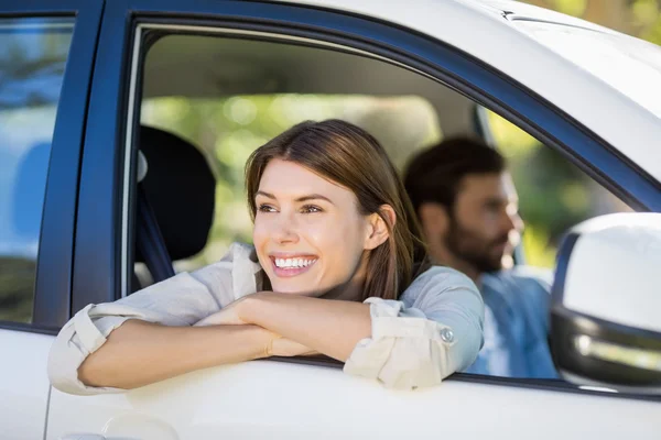 Donna premurosa che guarda fuori dal finestrino dell'auto — Foto Stock