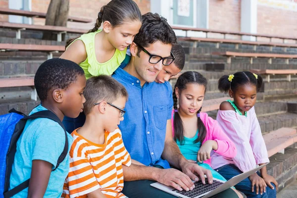 Enseignant et enfants utilisant une tablette numérique — Photo