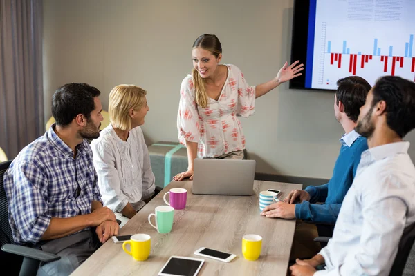 Empresários discutindo sobre gráfico durante uma reunião — Fotografia de Stock