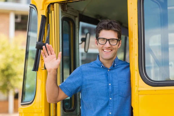 Porträtt av lärare viftande hand från buss — Stockfoto
