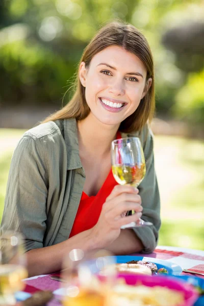 Ritratto di donna che tiene un bicchiere di vino e sorride — Foto Stock