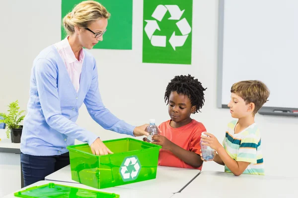 Enseignant et enfants discutant du recyclage — Photo