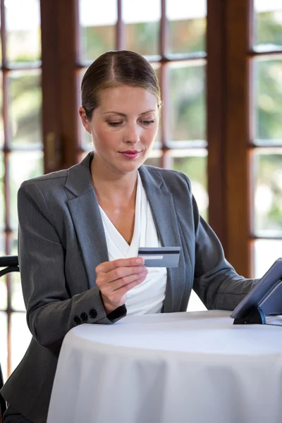 Woman holding credit card and tablet — Stock Photo, Image