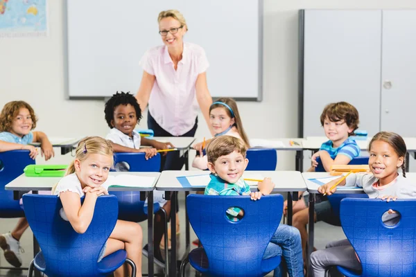 Alunos do ensino fundamental ouvindo o professor — Fotografia de Stock