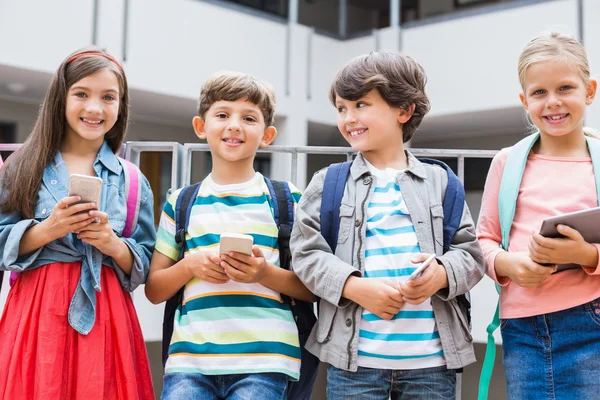 Kinder mit Handy und digitalem Tablet — Stockfoto