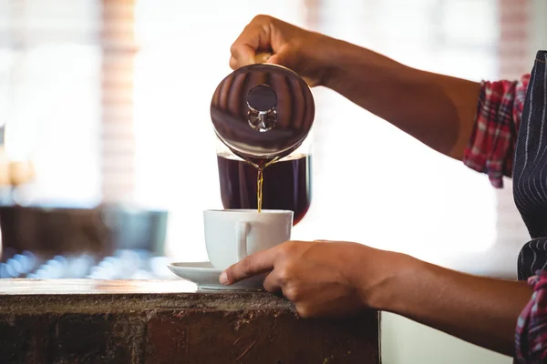 Serveuse préparant un café — Photo