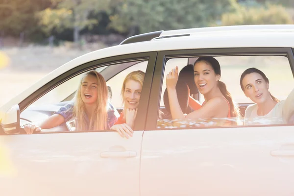 Mulheres bonitas olhando para fora da janela do carro — Fotografia de Stock