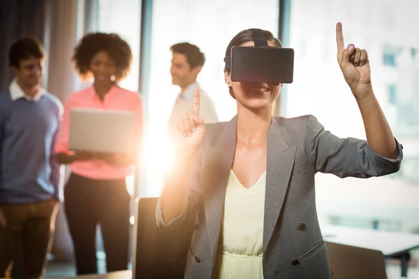 Empresaria con gafas virtuales —  Fotos de Stock