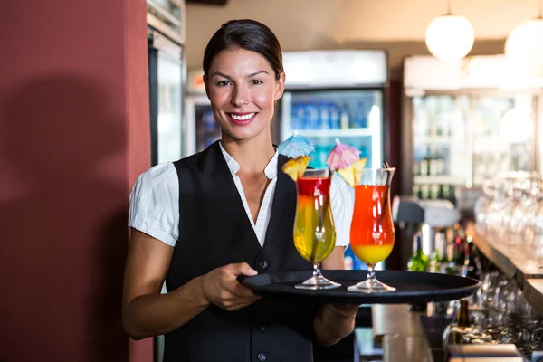 Kellnerin mit Cocktails — Stockfoto