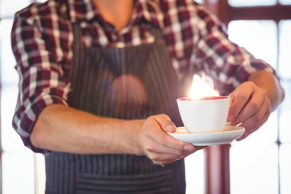 Sección media del camarero que sirve una taza de café —  Fotos de Stock