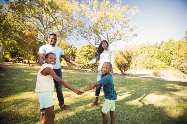 Glückliche Familie, die zusammen genießt — Stockfoto