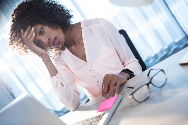 Nervös affärskvinna på hennes dator — Stockfoto