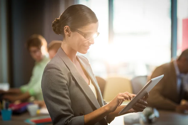 Geschäftsfrau arbeitet an digitalem Tablet — Stockfoto