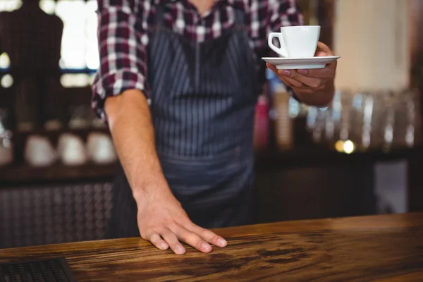 Kyparen lämnar över en kopp kaffe — Stockfoto