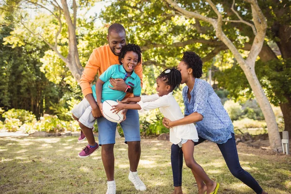 Familia feliz divirtiéndose —  Fotos de Stock