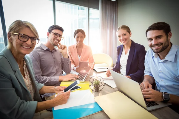 Mensen uit het bedrijfsleven tijdens een vergadering — Stockfoto