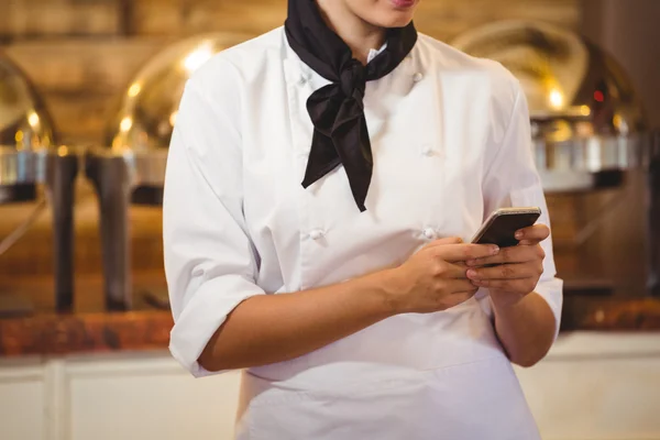 Chef usando un smartphone — Foto de Stock