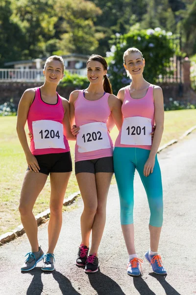 Athlètes féminines debout dans le parc — Photo