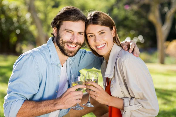 Porträtt av par grillas glas vin — Stockfoto