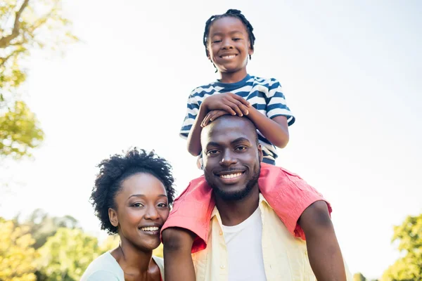 Familia feliz posando juntos — Foto de Stock