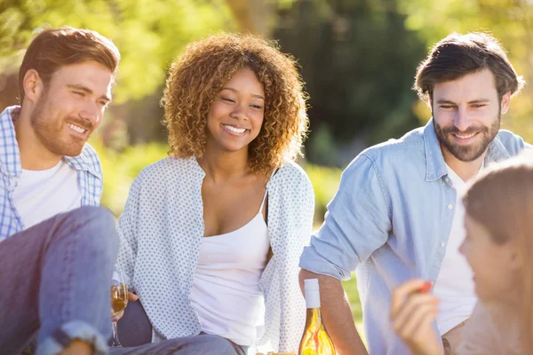 Freunde interagieren miteinander — Stockfoto