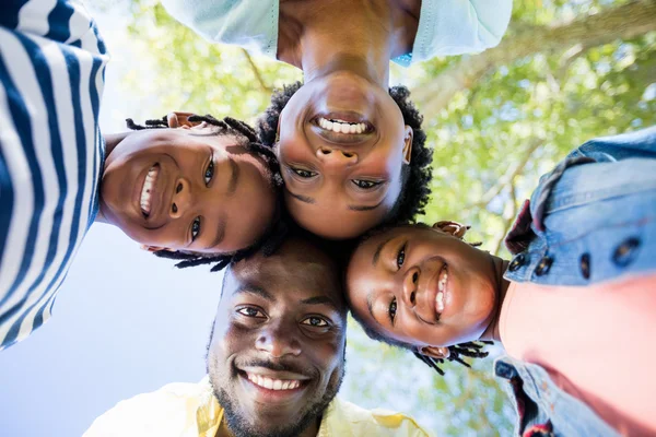 Famiglia felice in posa insieme — Foto Stock