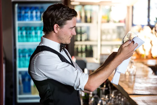 Barman schoonmaak wijnglas — Stockfoto
