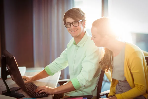 Man som arbetar på datorn med medarbetare — Stockfoto