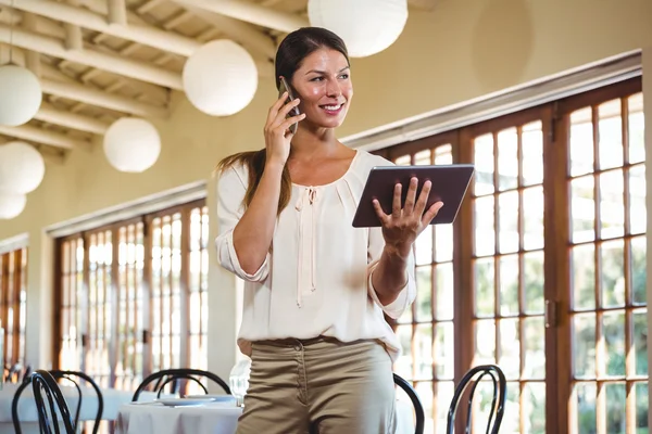 Vrouw waardoor een telefoongesprek — Stockfoto