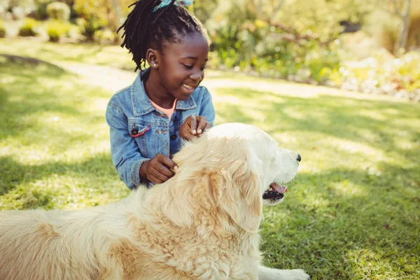 Dziewczyna pozowała ze swoim psem — Zdjęcie stockowe