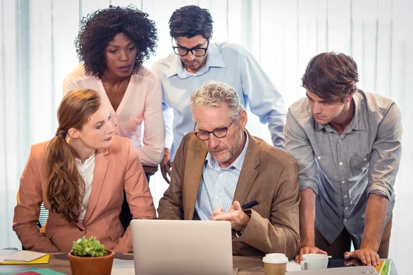 Business människor diskutera över laptop — Stockfoto