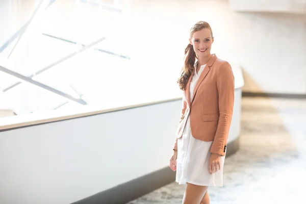 Hermosa joven mujer de negocios — Foto de Stock