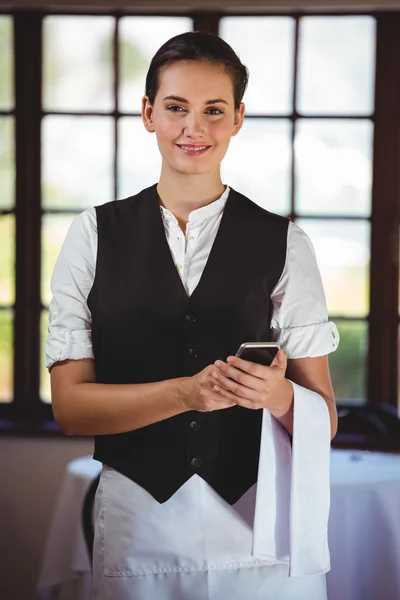 Портрет официантки с помощью мобильного телефона — стоковое фото